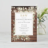 String Lights Wood Monogram Couples Dusche Einladung (Stehend Vorderseite)