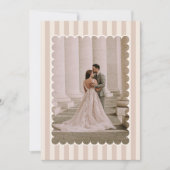 Striped Background and Scalloped Wedding Photo  Dankeskarte (Vorderseite)