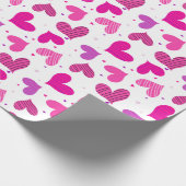 Striped Hearts Pink Geschenkpapier (Ecke)