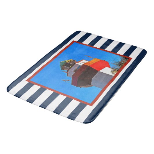 Striped Hilton Head Island Harbour Town Lighthouse Badematte (Schrägansicht)