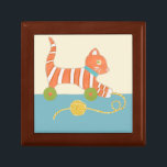 Striped Toy Cat mit Ball of String Erinnerungskiste<br><div class="desc">Wer will, mit dieser gestreiften Spielzeugkatze von Chariklia Zarris zu spielen? Wenn es nur ein echtes Spielzeug und kein Druck wäre, dann könnte man es mit dem Ball der angehängten Kette herumziehen oder mit den darunter liegenden Rädern mitfahren. Ein tolles Geschenk für ein Kinderzimmer, bestellen Sie noch heute Ihr Exemplar!...</div>