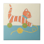 Striped Toy Cat mit Ball of String Fliese<br><div class="desc">Wer will, mit dieser gestreiften Spielzeugkatze von Chariklia Zarris zu spielen? Wenn es nur ein echtes Spielzeug und kein Druck wäre, dann könnte man es mit dem Ball der angehängten Kette herumziehen oder mit den darunter liegenden Rädern mitfahren. Ein tolles Geschenk für ein Kinderzimmer, bestellen Sie noch heute Ihr Exemplar!...</div>