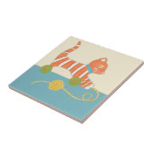 Striped Toy Cat mit Ball of String Fliese (Seite)