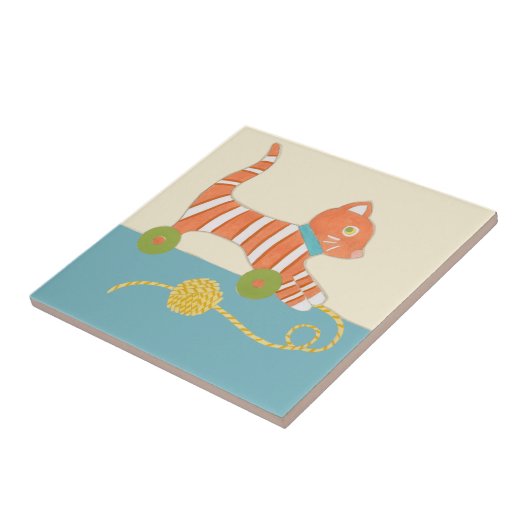 Striped Toy Cat mit Ball of String Fliese (Seite)