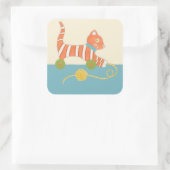 Striped Toy Cat mit Ball of String Quadratischer Aufkleber (Tasche)