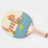 Striped Toy Cat mit Ball of String Tischtennis Schläger (Seitenansicht)