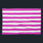 STRIPES justierbares Rosa mit Namen Küchentuch<br><div class="desc">Horizontale Streifen gegen Weiß. Weiße Linien können recolored - fühlen Sie sich frei,  mit der Hintergrundfarbe zu spielen,  um neue Effekte zu schaffen! Ihr eigener Text/Name können auf alle Arten geändert werden.</div>
