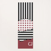 Stripes Net Schwarz, Weiß, Rot Layered Initialen Yogamatte (Rückseite)