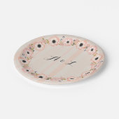 Strippte Blume Anpassbare Monogramm-Teller Pappteller (Schrägansicht)