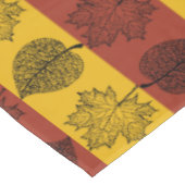 Stripte Blätter fallen in die Saison Tischdecke (Schrägansicht)