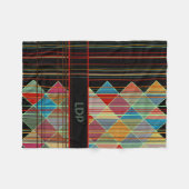 Stripte Dreiecksformen mit Initialen auf schwarz Fleecedecke (Vorderseite (Horizontal))