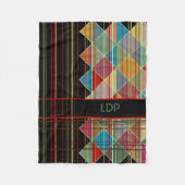 Stripte Dreiecksformen mit Initialen auf schwarz Fleecedecke (Vorderseite)