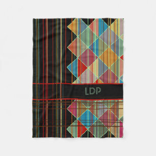 Stripte Dreiecksformen mit Initialen auf schwarz Fleecedecke