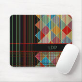 Stripte Dreiecksformen mit Initialen auf schwarz Mousepad (Mit Mouse)
