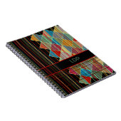 Stripte Dreiecksformen mit Initialen auf schwarz Notizblock (Rechte Seite)