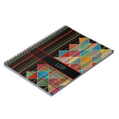 Stripte Dreiecksformen mit Initialen auf schwarz Notizblock (Linke Seite)