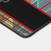 Stripte Dreiecksformen mit Initialen auf schwarz Schreibtischunterlage (Ecke)