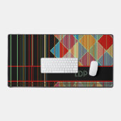 Stripte Dreiecksformen mit Initialen auf schwarz Schreibtischunterlage (Tastatur & Maus)