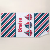 Stripte Segelboote Personalisiertes Badetuch (Vorderseite)