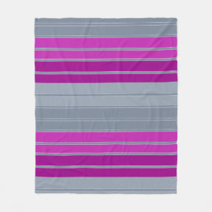 Striptes graues lila Modemuster Fleecedecke