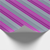 Striptes graues lila Modemuster Geschenkpapier (Ecke)