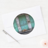 Strohhunde und grüne Türen rund um den Aufkleber (Umschlag)