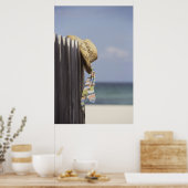 Strohhut auf Zaun am Strand Poster (Küche)