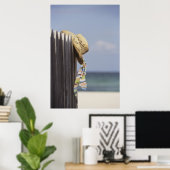 Strohhut auf Zaun am Strand Poster (Heimbüro)