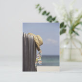 Strohhut auf Zaun am Strand Postkarte (Stehend Vorderseite)