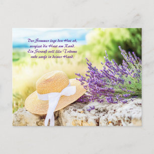 Strohhut und Lavendel an der Steinmauer Feiertagspostkarte