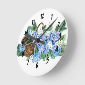Strohkorb mit blauen Hydrangeas und weißem Korb Runde Wanduhr (Winkel)