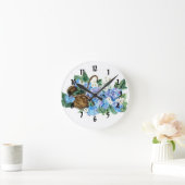 Strohkorb mit blauen Hydrangeas und weißem Korb Runde Wanduhr (Zuhause)