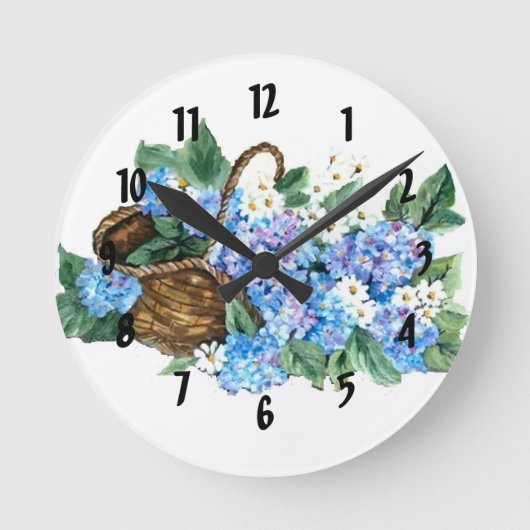 Strohkorb mit blauen Hydrangeas und weißem Korb Runde Wanduhr (Vorderseite)
