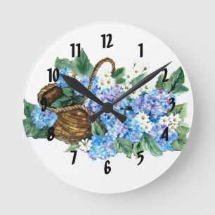 Strohkorb mit blauen Hydrangeas und weißem Korb Runde Wanduhr
