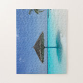 Strohschirm am türkisblauen tropischen Strand Puzzle (Vertikal)