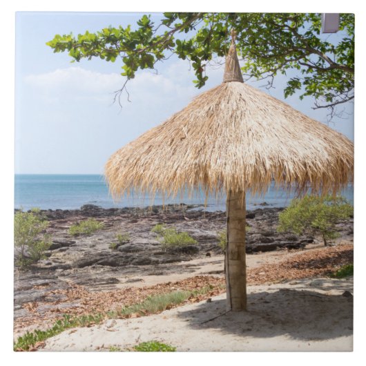 Strohsonnenschirm, KOH Lanta, Krabi, Thailand Fliese (Vorderseite)