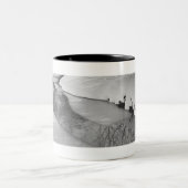 Strom im Winter B&W Zweifarbige Tasse (Mittel)