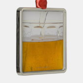 Strömendes Bier in der GlasTasse, Extrem, Silbernes Ornament (Rechts)
