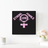 Strong Female Lead Feminist Empowerment Quote Logo Quadratische Wanduhr (Zuhause)