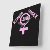 Strong Female Lead Feminist Empowerment Quote Logo Quadratische Wanduhr (Winkel)