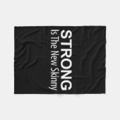 Strong Is The New Skinny - Fleecedecke (Vorderseite (Horizontal))