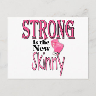 STRONG ist die neue Skinny! mit rosa Boxhandschuhe Postkarte