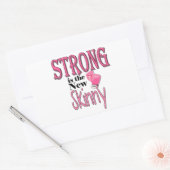 STRONG ist die neue Skinny! mit rosa Boxhandschuhe Rechteckiger Aufkleber (Umschlag)