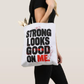 Strong Looks Good on Me – Gym Motivation Typograph Tasche (Von Nahem)