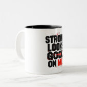 Strong Looks Good on Me – Gym Motivation Typograph Zweifarbige Tasse (Vorderseite Links)
