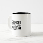 Stronger Than Yesterday | Motivational Quote Zweifarbige Tasse (Vorderseite Links)