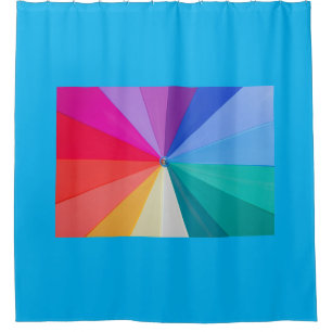 Strudel der Farben auf dem Duschvorhang