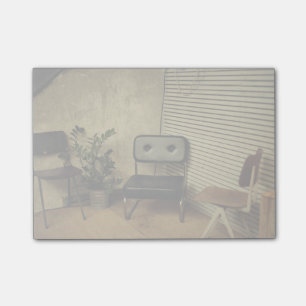 Struktur themenorientiert, ein Holzstuhl, ein Post-it Klebezettel