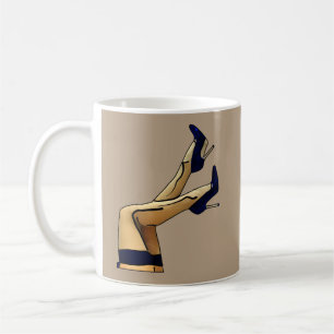 Strümpfe und blauer Stilett-Heels Kaffeetasse