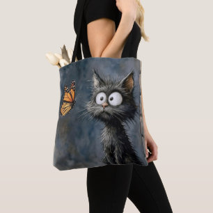 Struppige Katze starrt einen Schmetterling an Tasche
